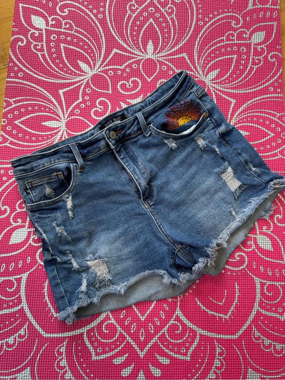 Sunshine in my Pocket Shorts- Judy Blue Hi-Rise Sun Embroidered Cutoff Sz 31